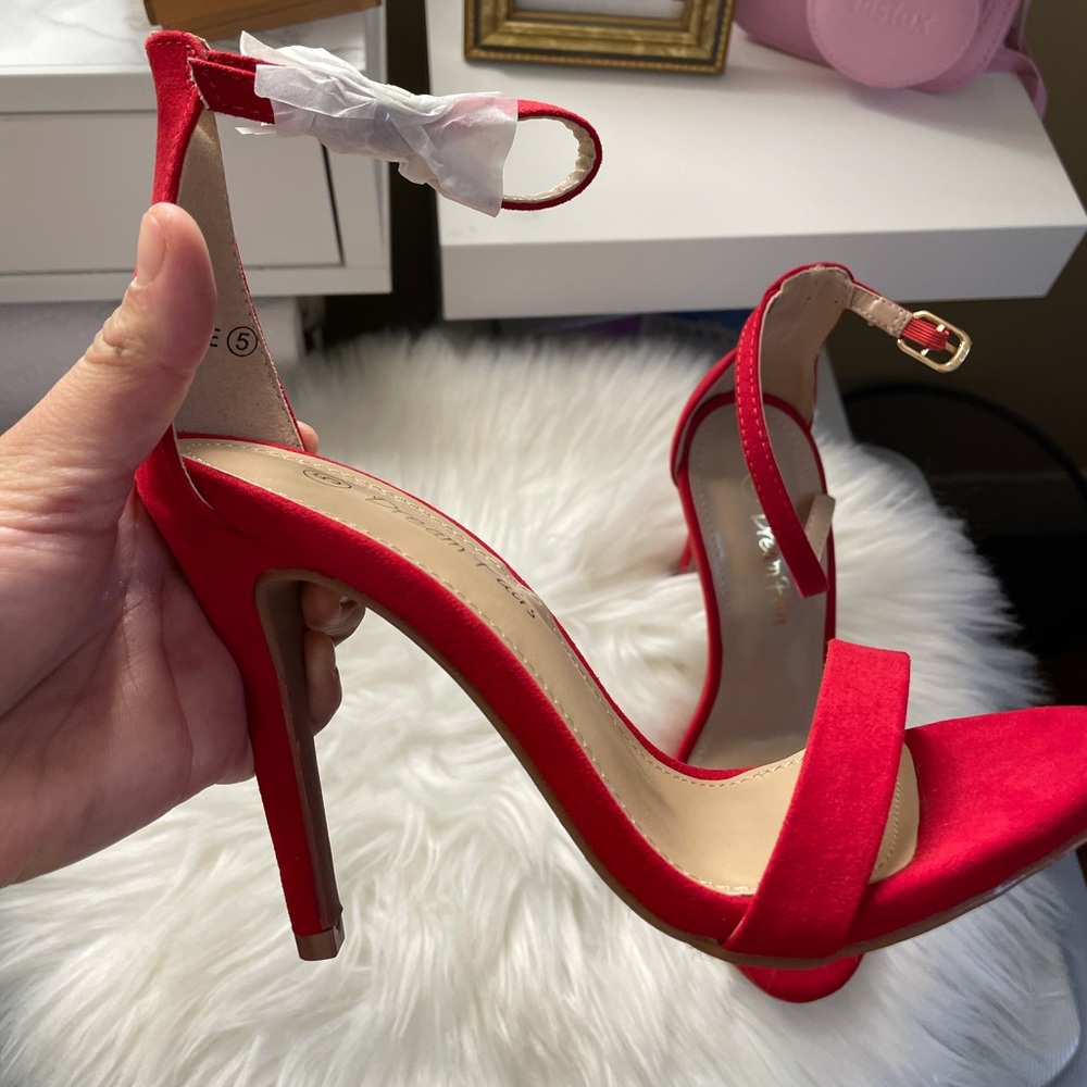 Red Heels BRAND NEW w/box  (Dream Pairs) size 5
